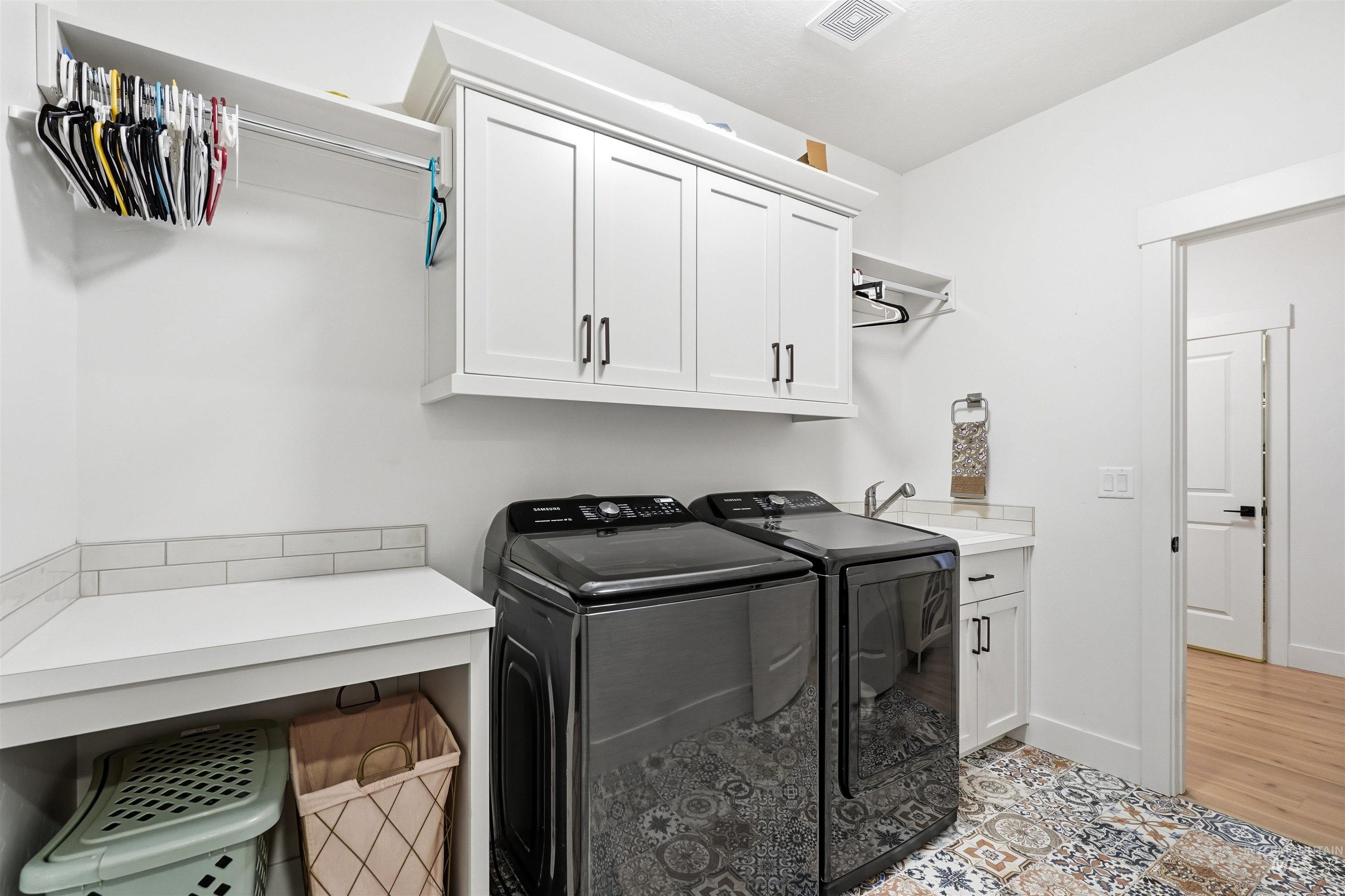 229 W Moray St