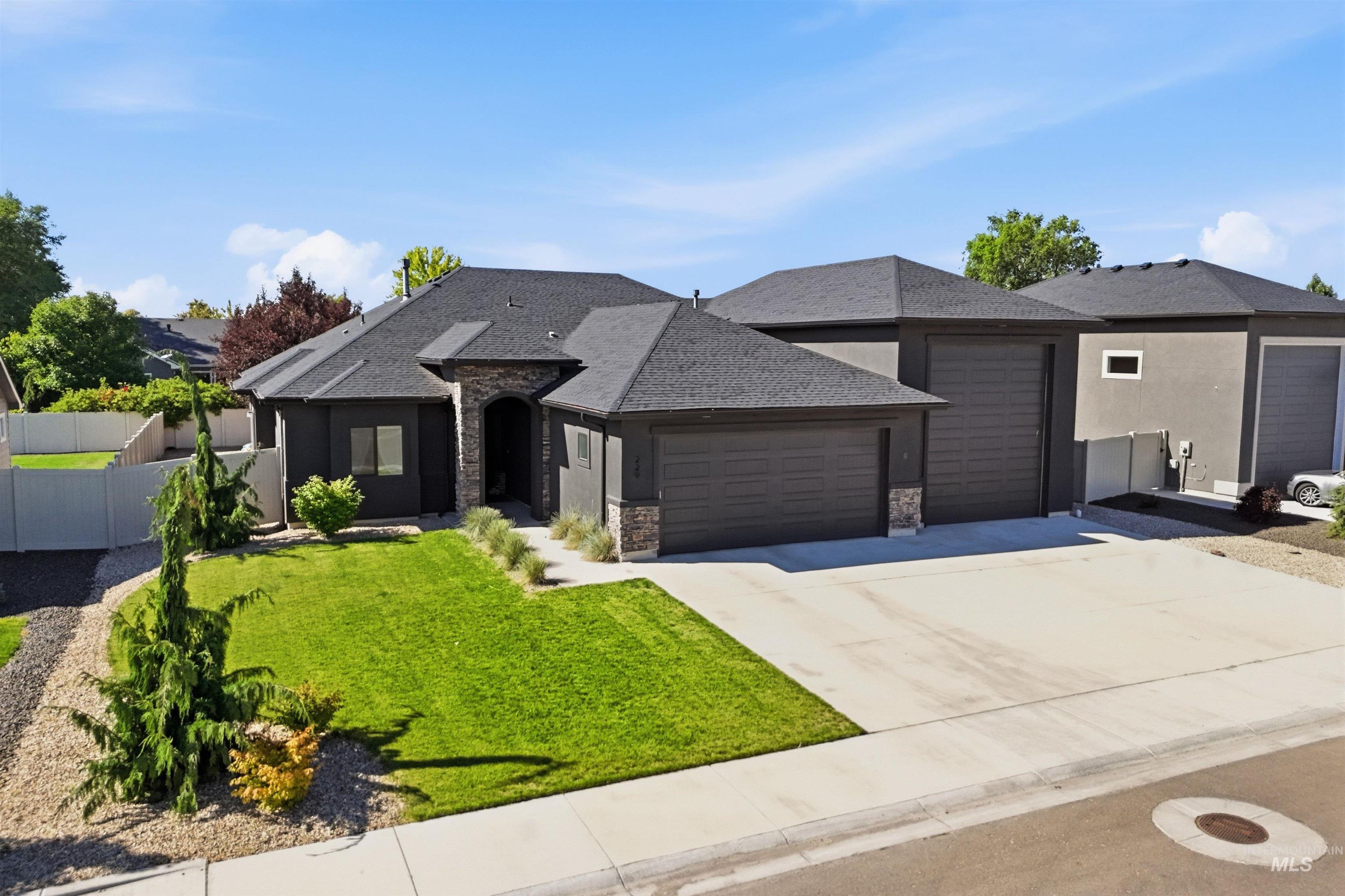 229 W Moray St