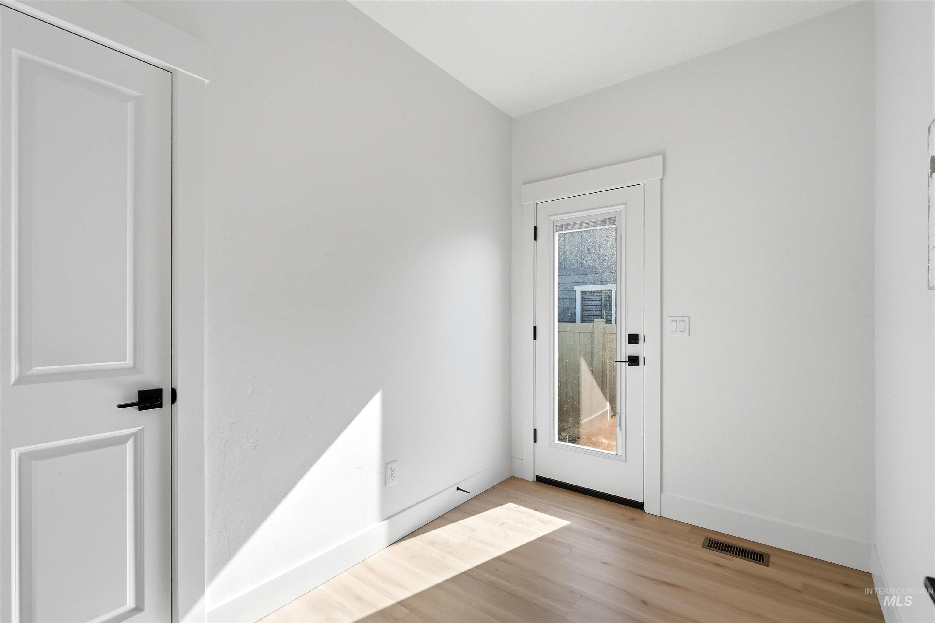 229 W Moray St