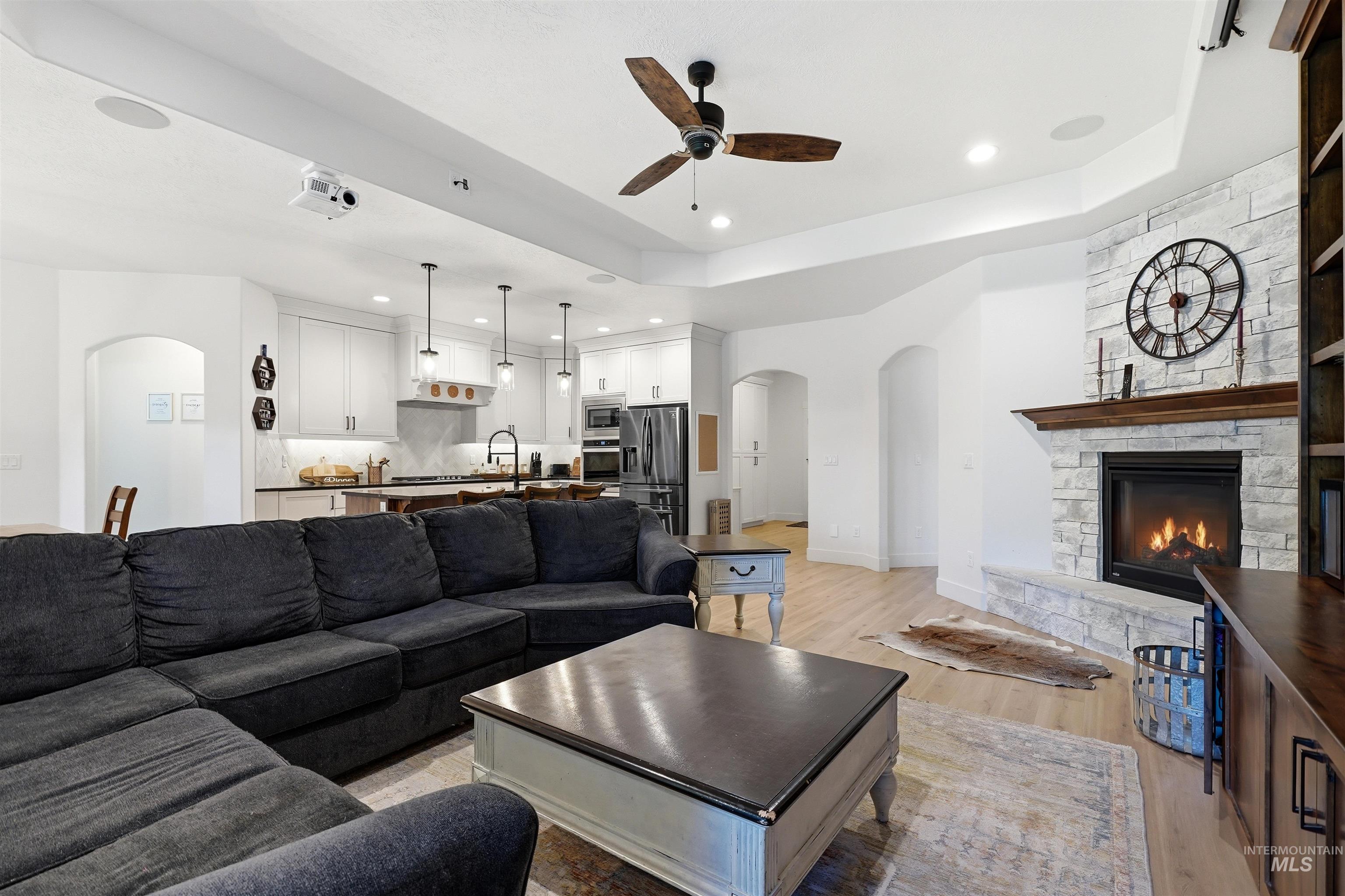 229 W Moray St