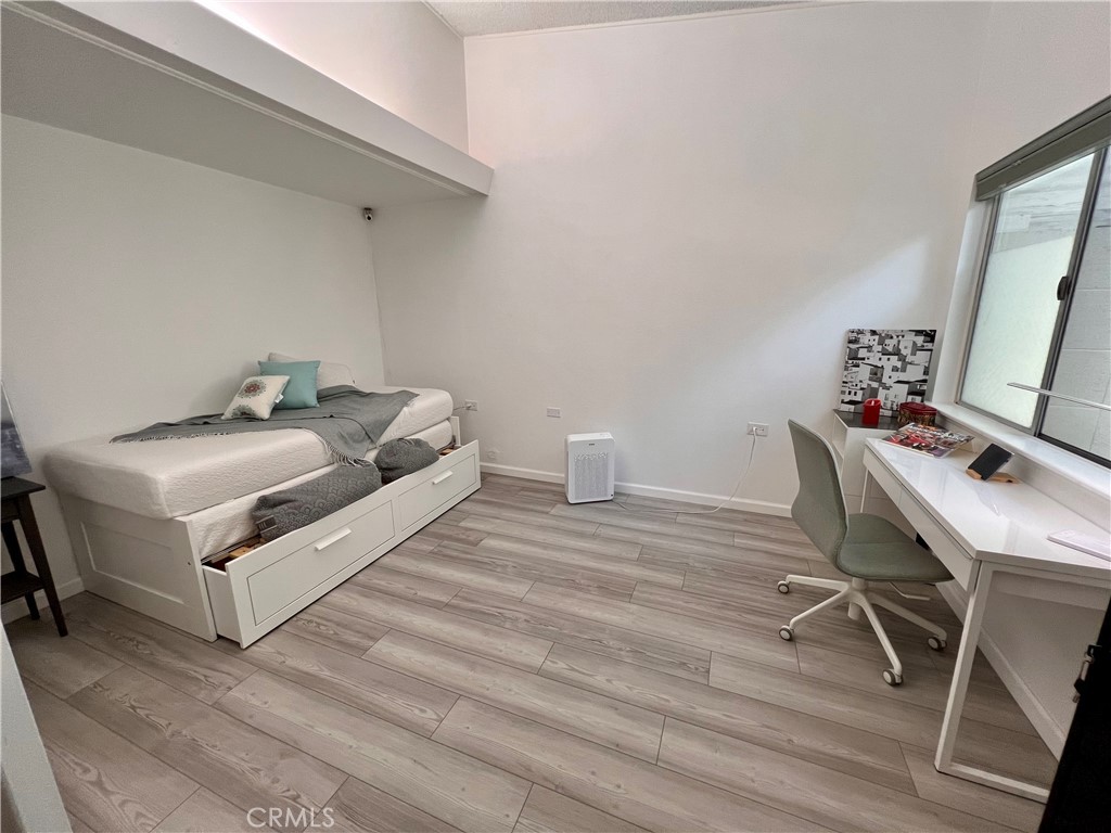 1533 Merrion Way 2-26C