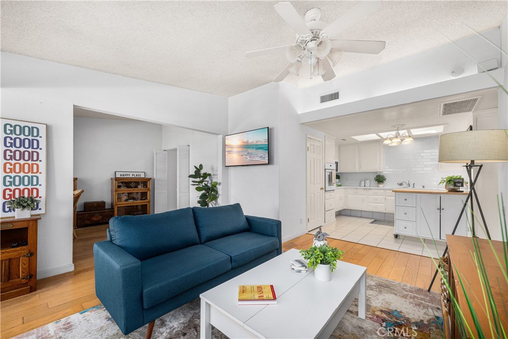1522 Merion Way E 33J