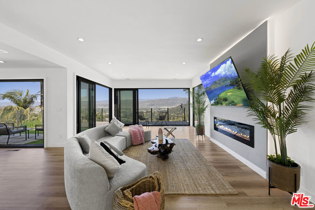 7308 Pacific View Dr