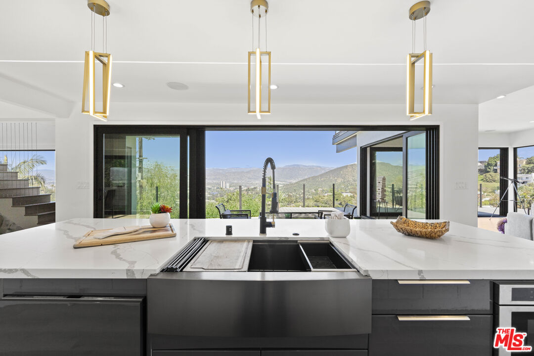 7308 Pacific View Dr