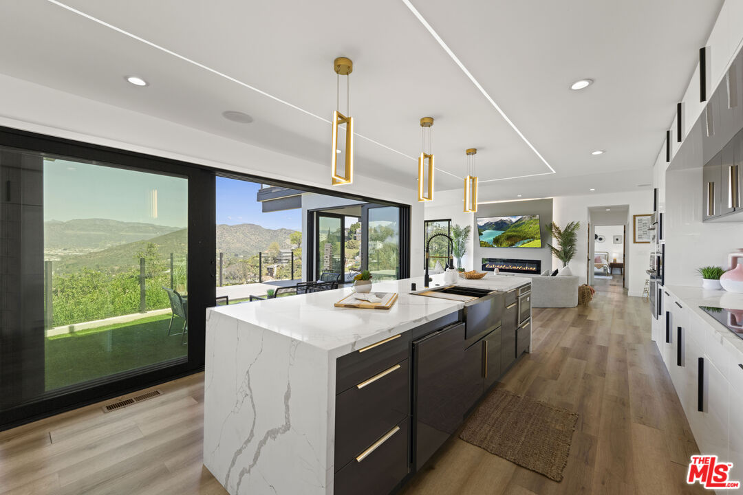 7308 Pacific View Dr