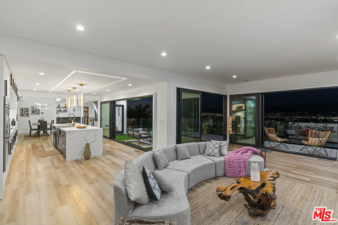 7308 Pacific View Dr