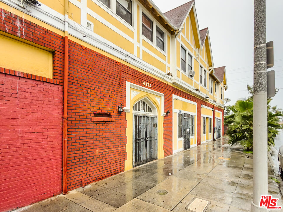 4367 S Van Ness Ave Unit: Unit 4