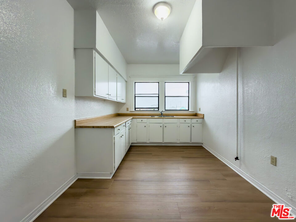 4367 S Van Ness Ave Unit: Unit 4