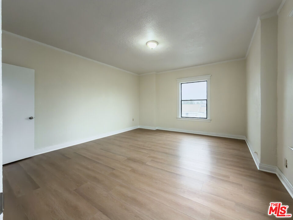 4367 S Van Ness Ave Unit: Unit 4