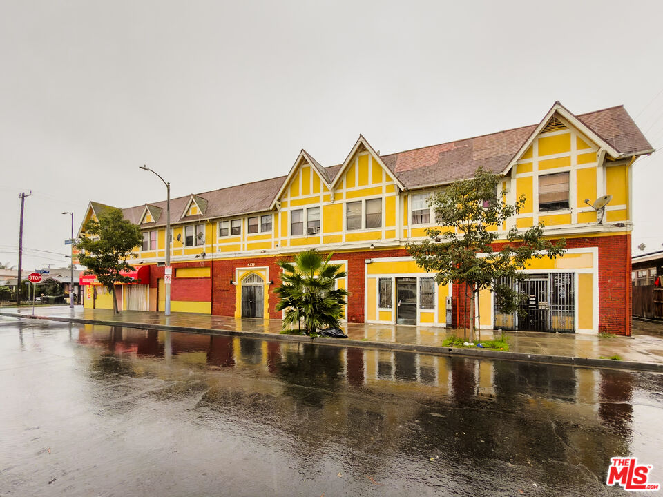 4367 S Van Ness Ave Unit: Unit 4