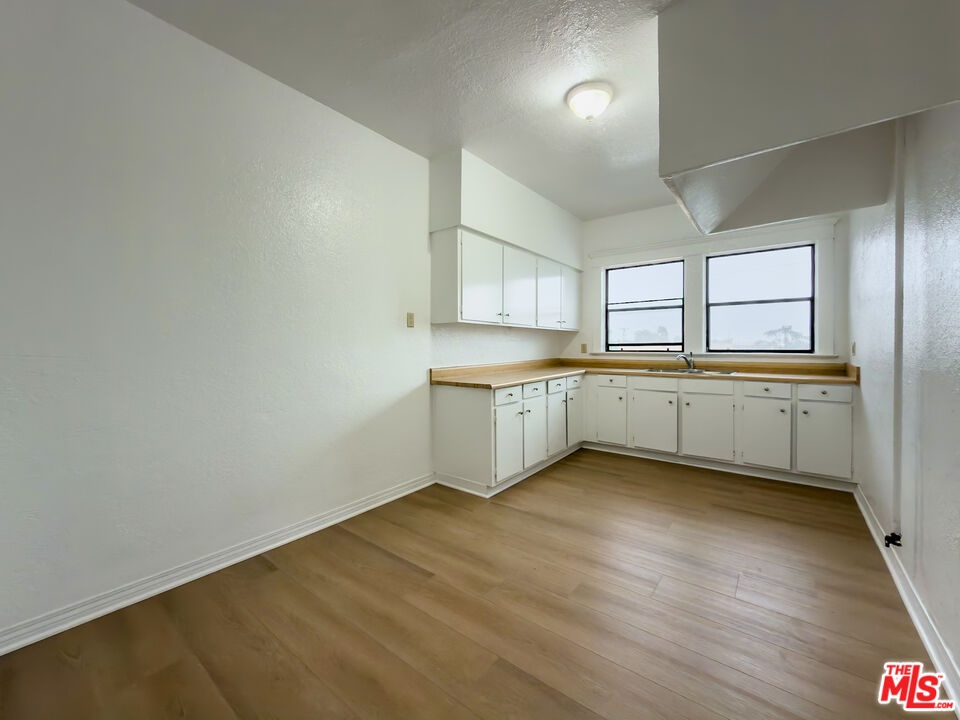 4367 S Van Ness Ave Unit: Unit 4