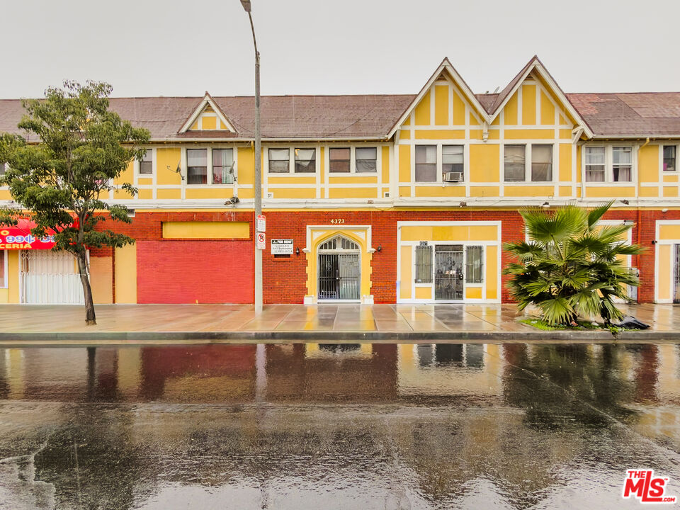 4367 S Van Ness Ave Unit: Unit 4