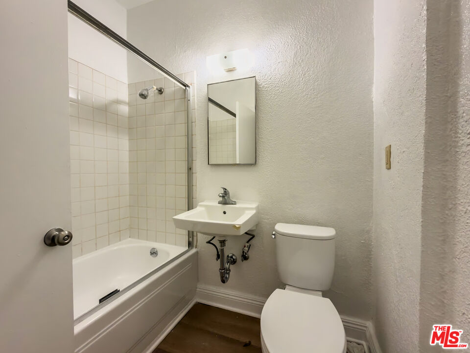 4367 S Van Ness Ave Unit: Unit 4