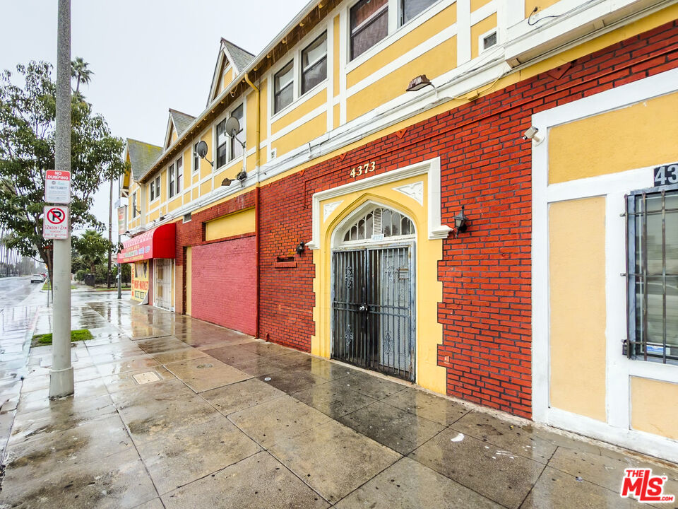 4367 S Van Ness Ave Unit: Unit 4