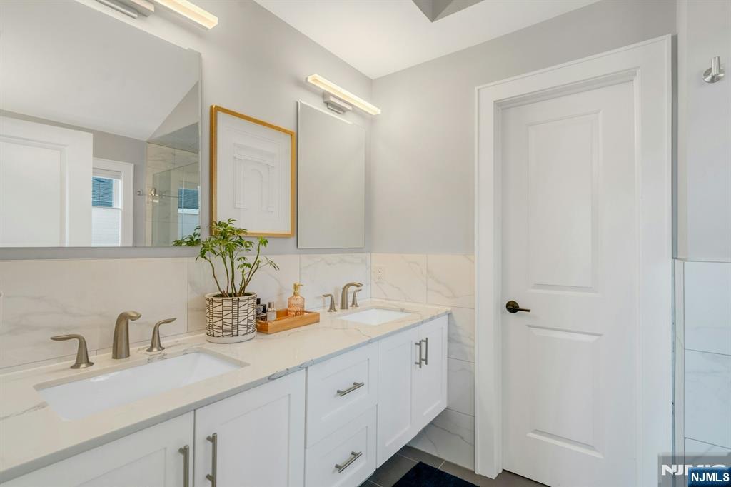 387 Lincoln Avenue B