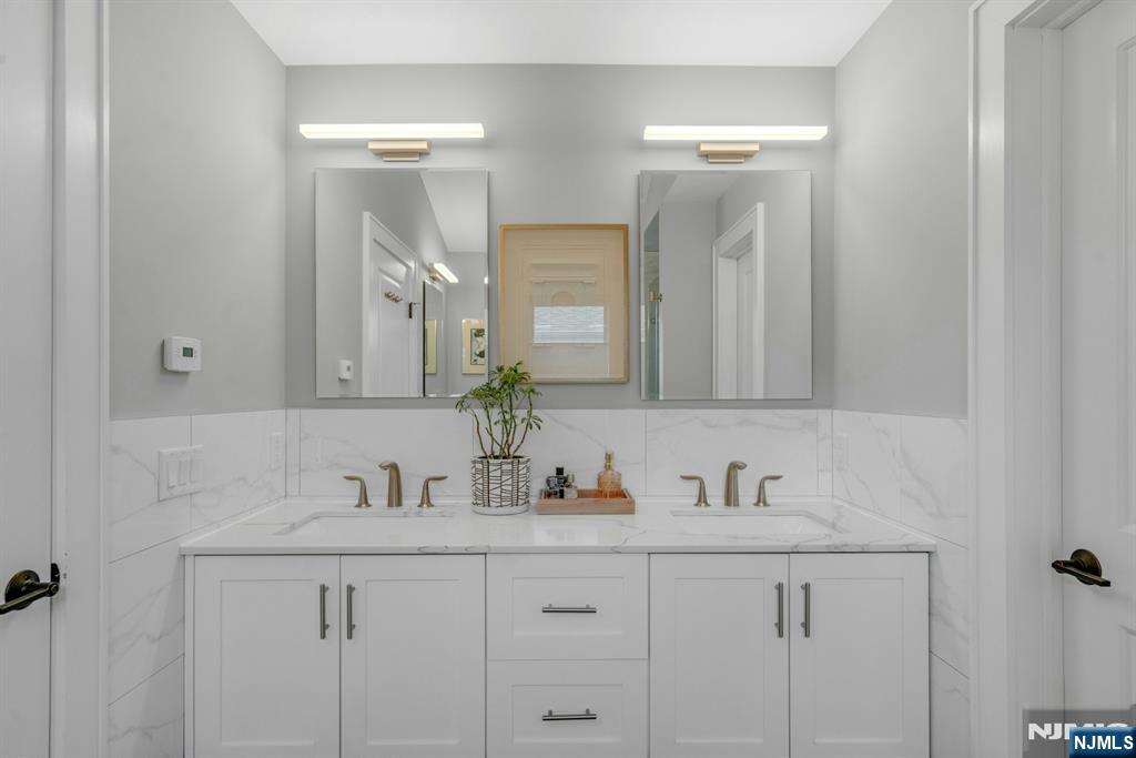 387 Lincoln Avenue B