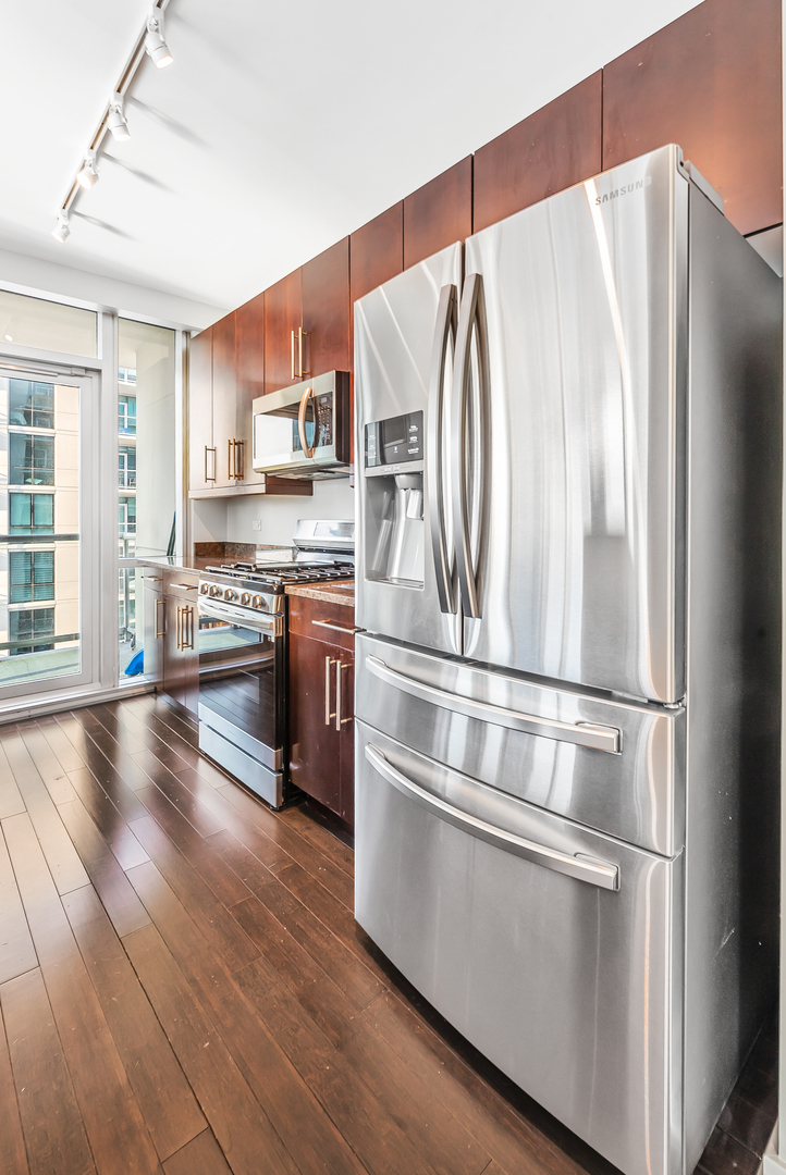 123 S GREEN Street Unit: 806B