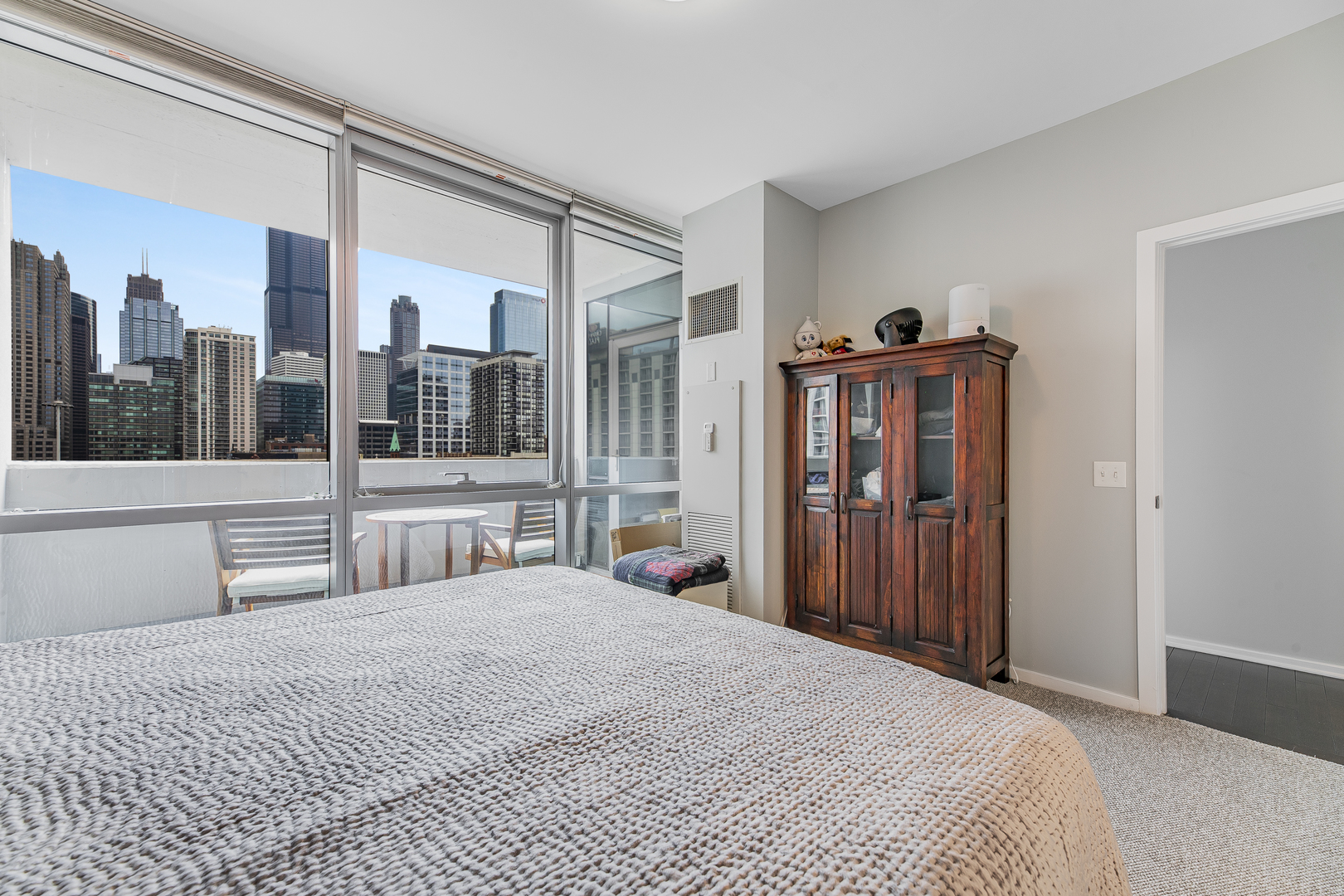 123 S GREEN Street Unit: 806B