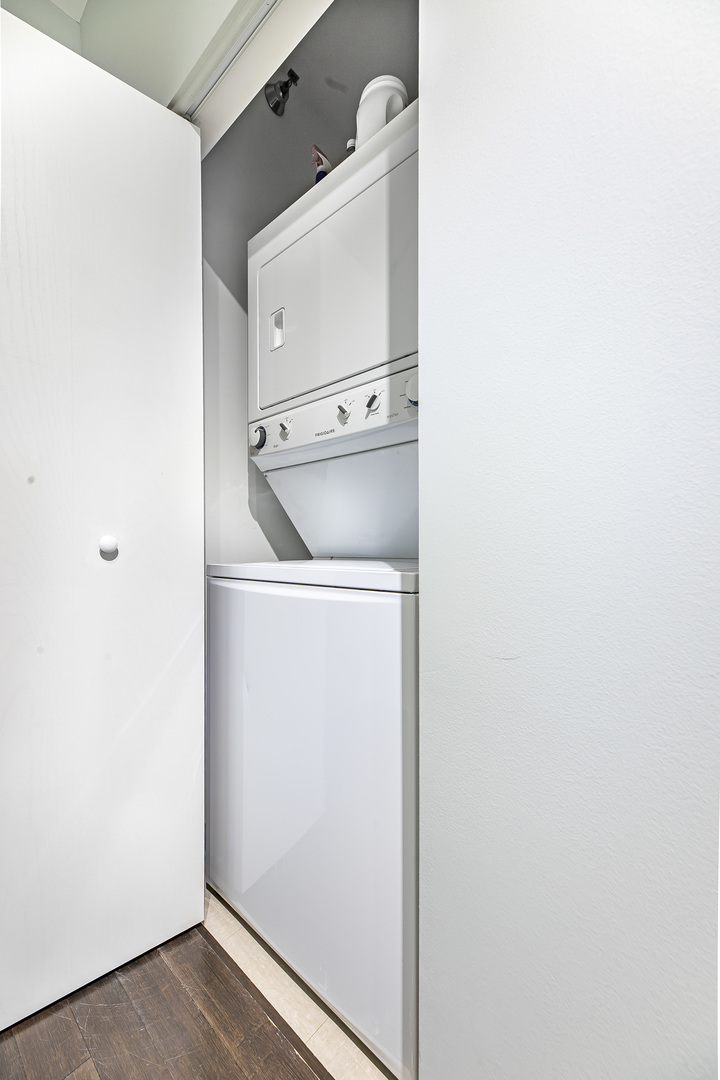 123 S GREEN Street Unit: 806B