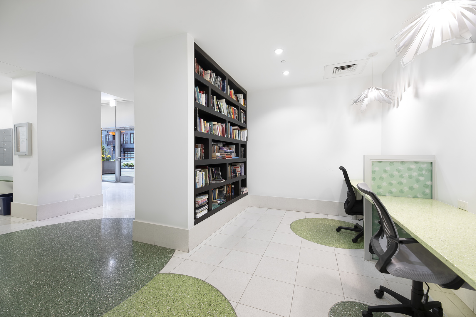 123 S GREEN Street Unit: 806B