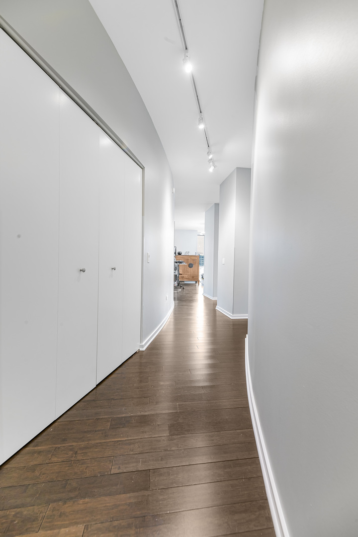 123 S GREEN Street Unit: 806B