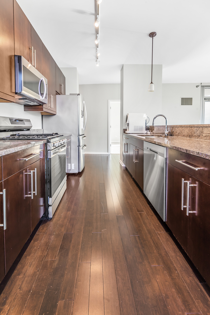 123 S GREEN Street Unit: 806B