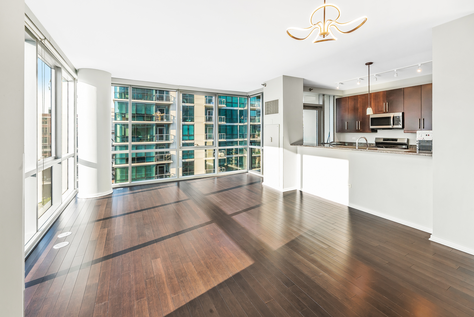 123 S GREEN Street Unit: 806B