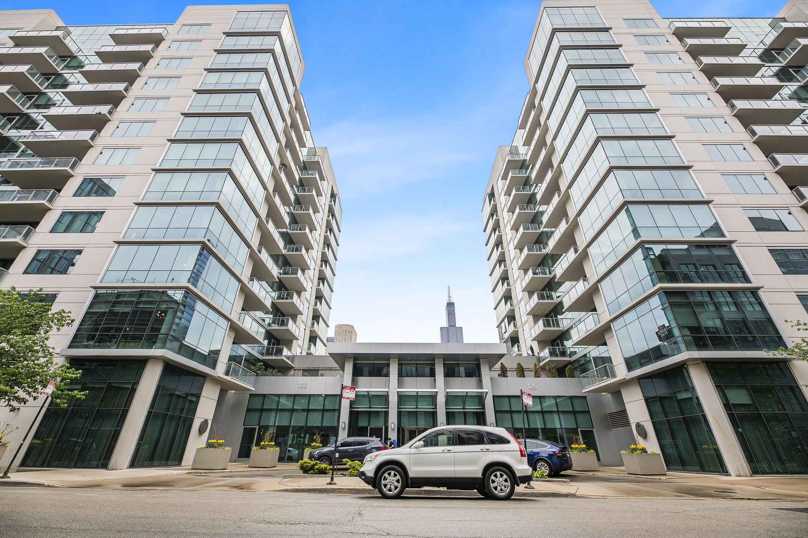 123 S GREEN Street Unit: 806B