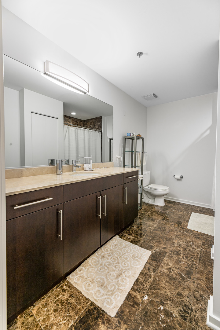 123 S GREEN Street Unit: 806B