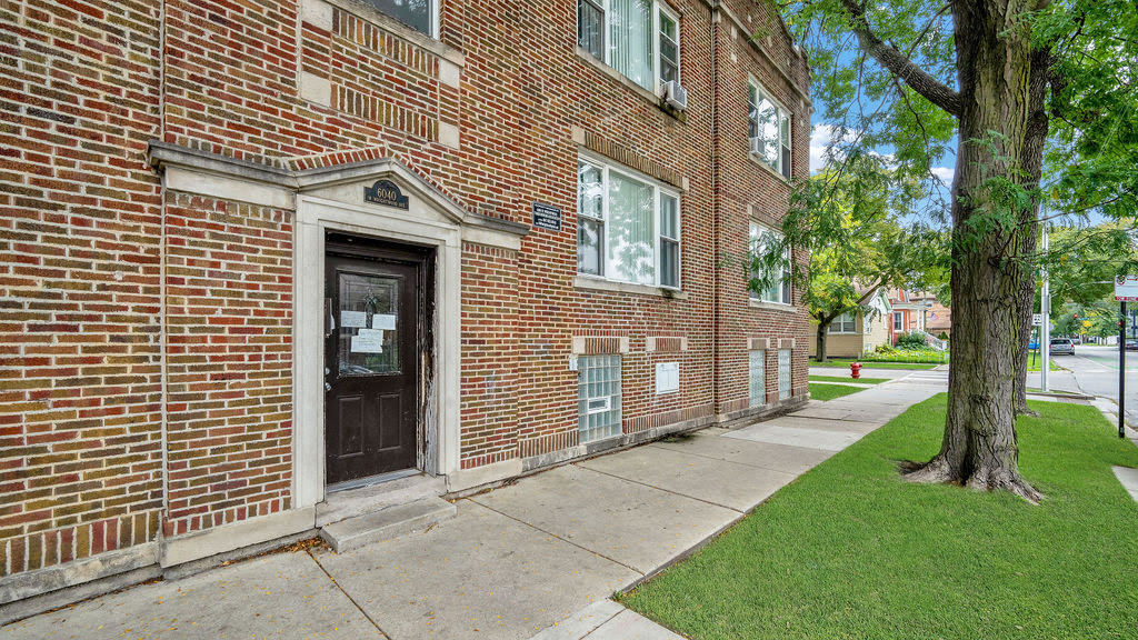 6040 W Wrightwood Avenue Unit: 2E