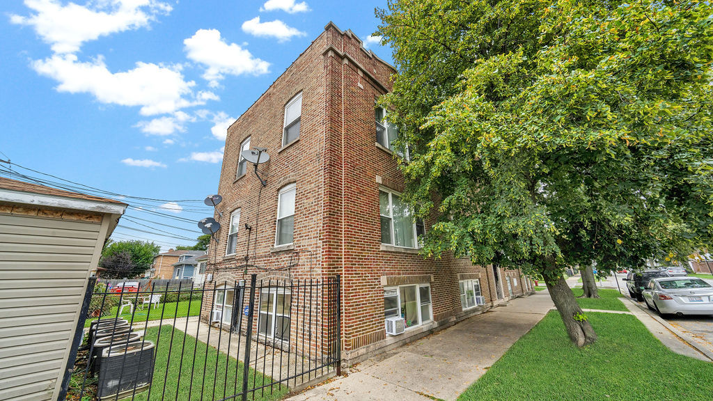 6040 W Wrightwood Avenue Unit: 2W