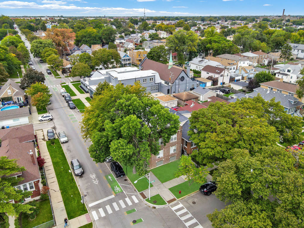 6040 W Wrightwood Avenue Unit: 2W