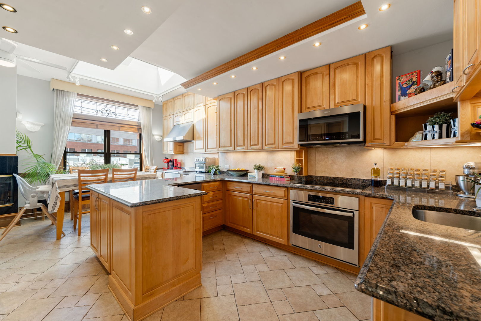 4004 N CLARENDON Avenue Unit: 3