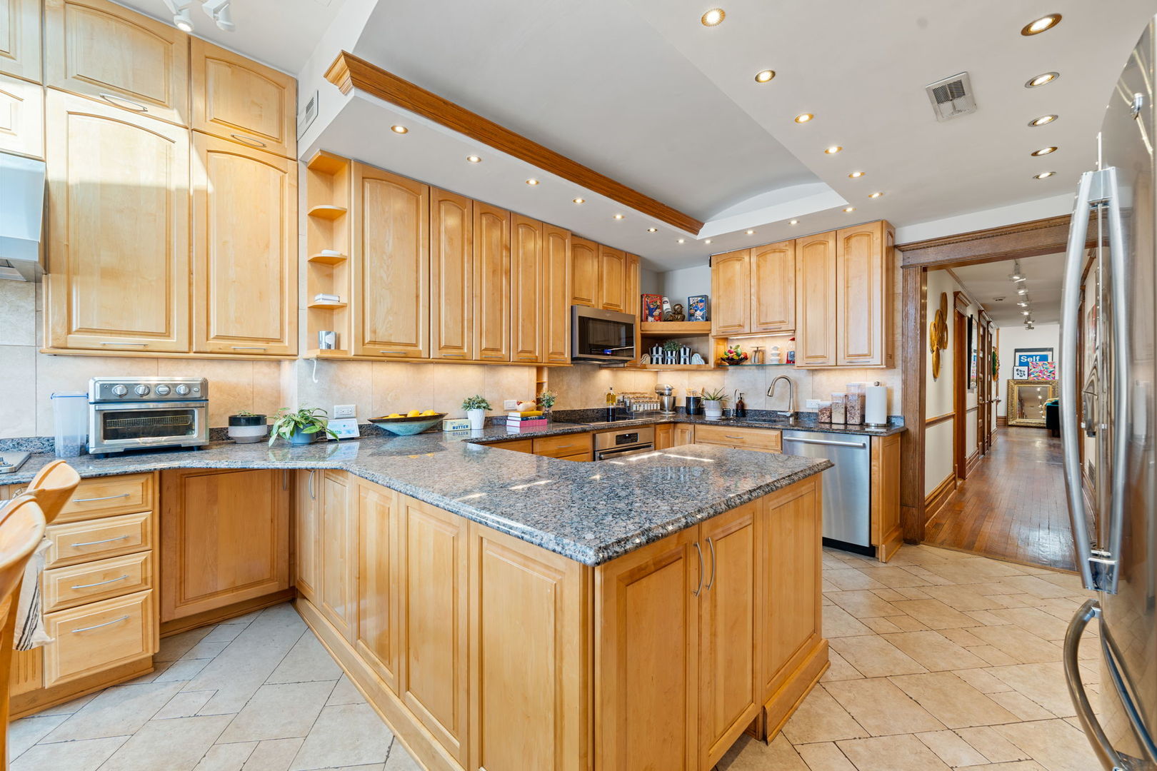 4004 N CLARENDON Avenue Unit: 3