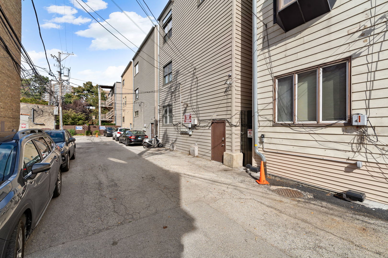 4004 N CLARENDON Avenue Unit: 3