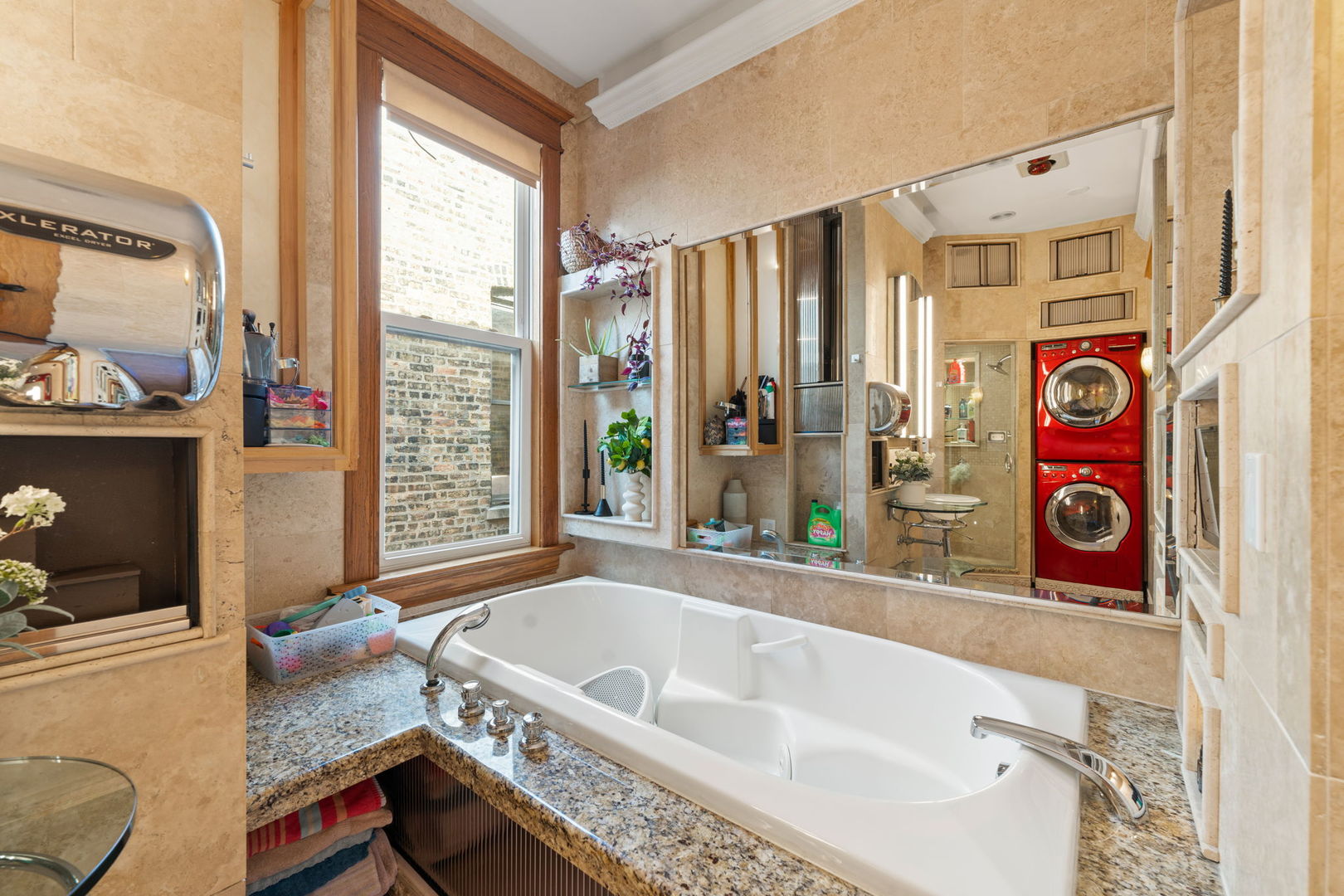 4004 N CLARENDON Avenue Unit: 3