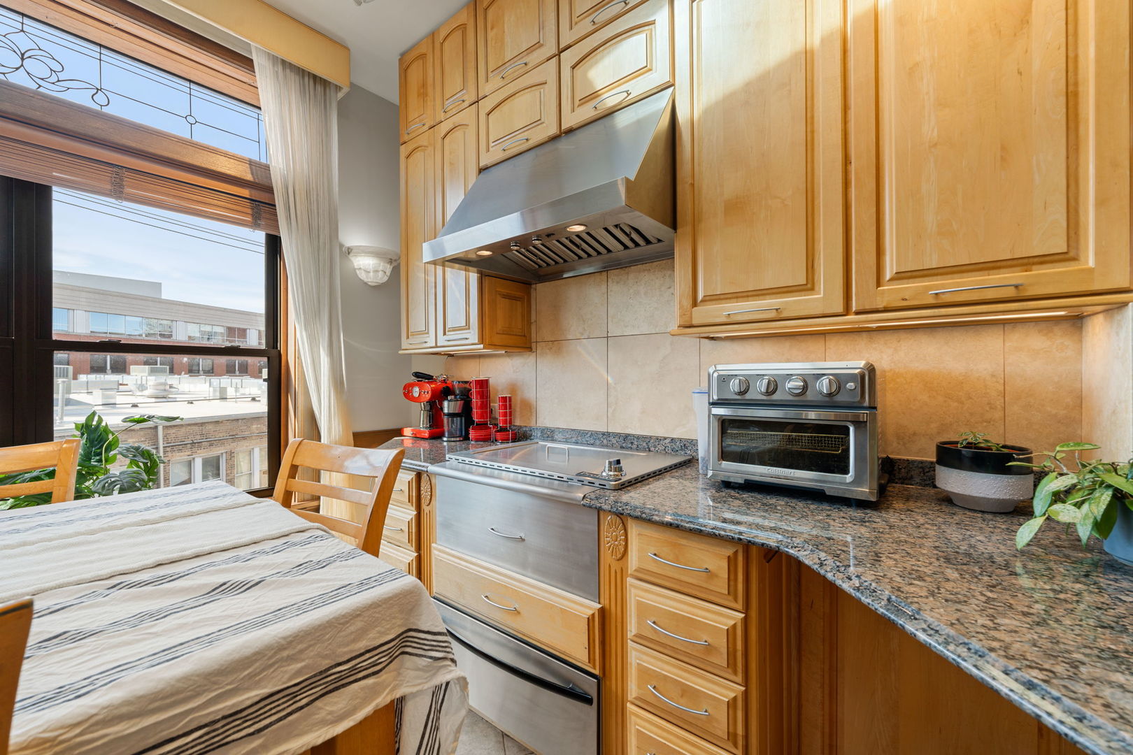 4004 N CLARENDON Avenue Unit: 3