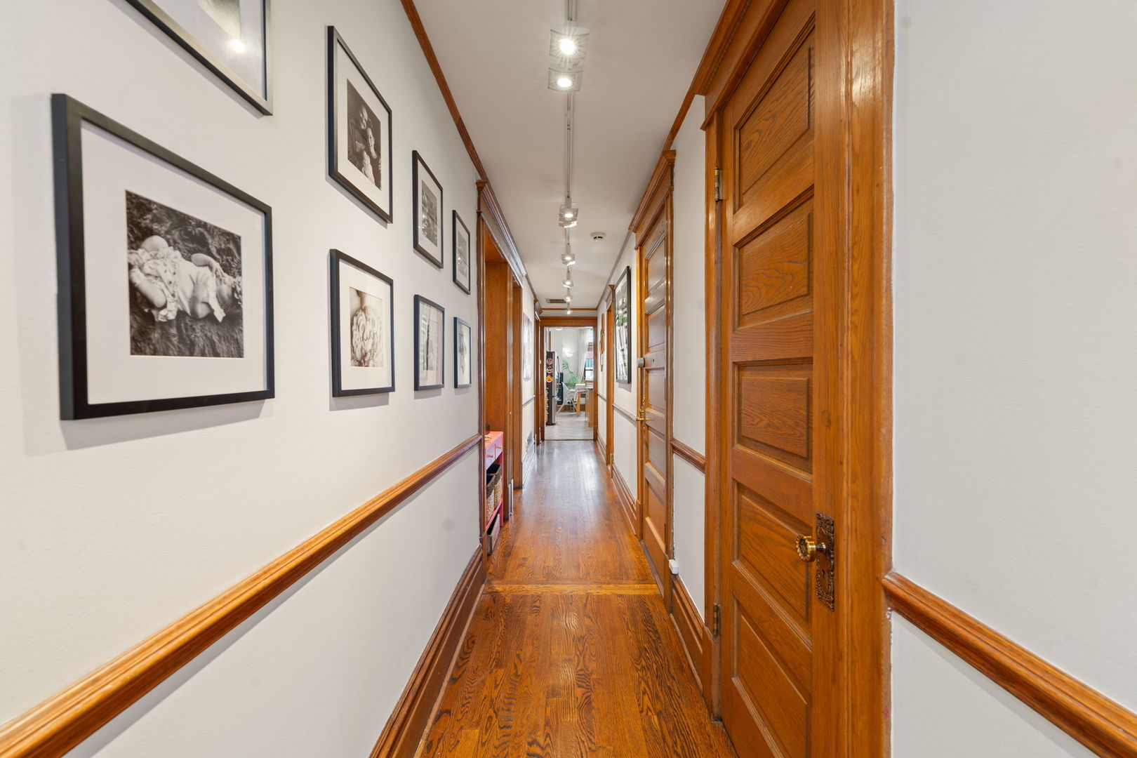 4004 N CLARENDON Avenue Unit: 3