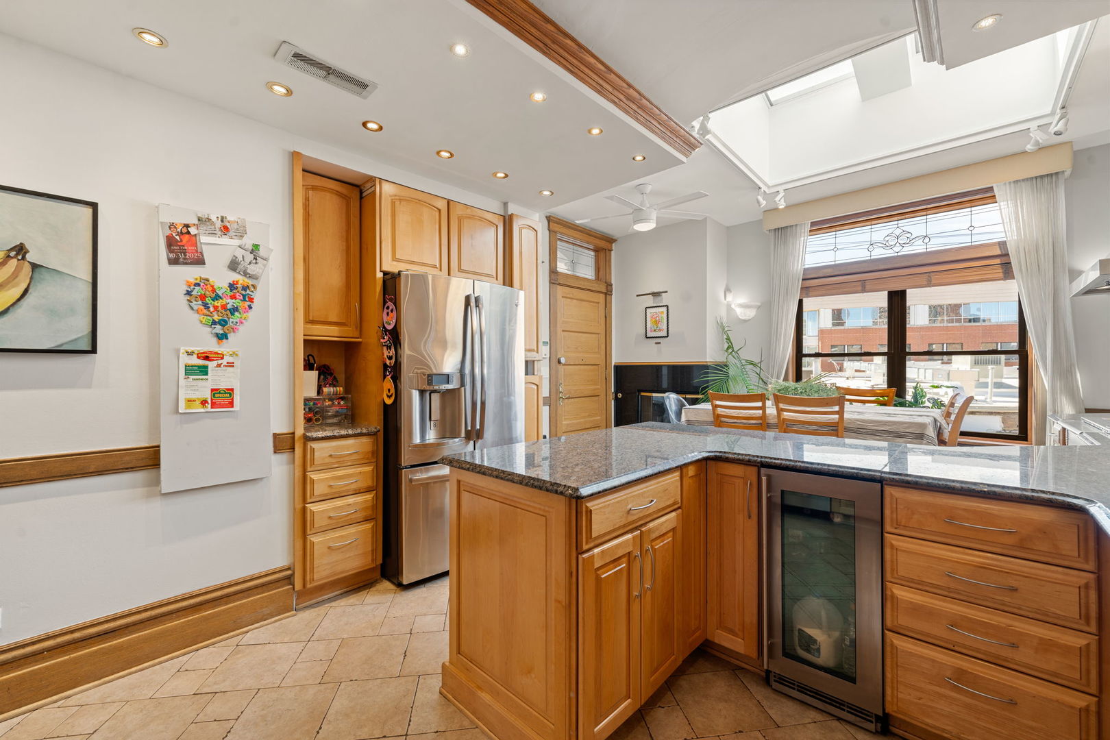 4004 N CLARENDON Avenue Unit: 3