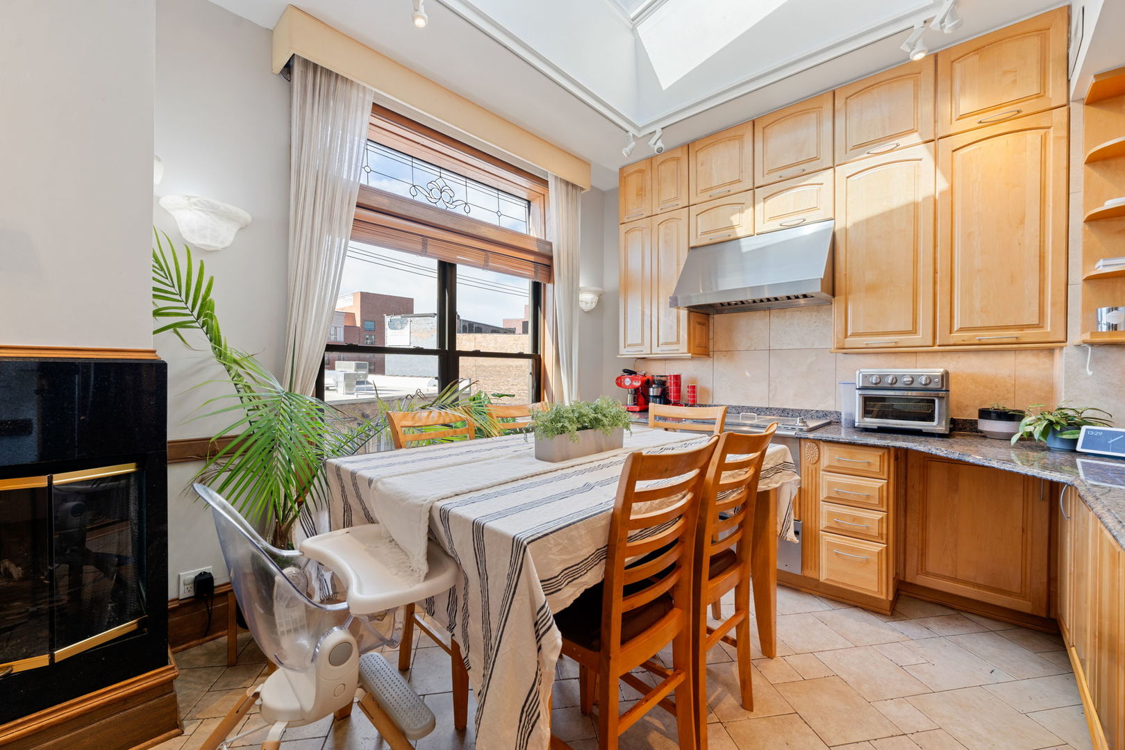 4004 N CLARENDON Avenue Unit: 3