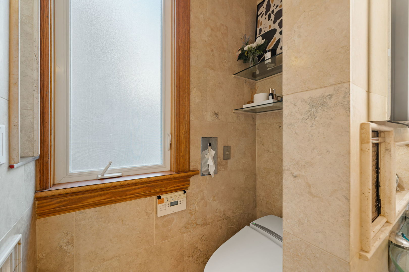 4004 N CLARENDON Avenue Unit: 3