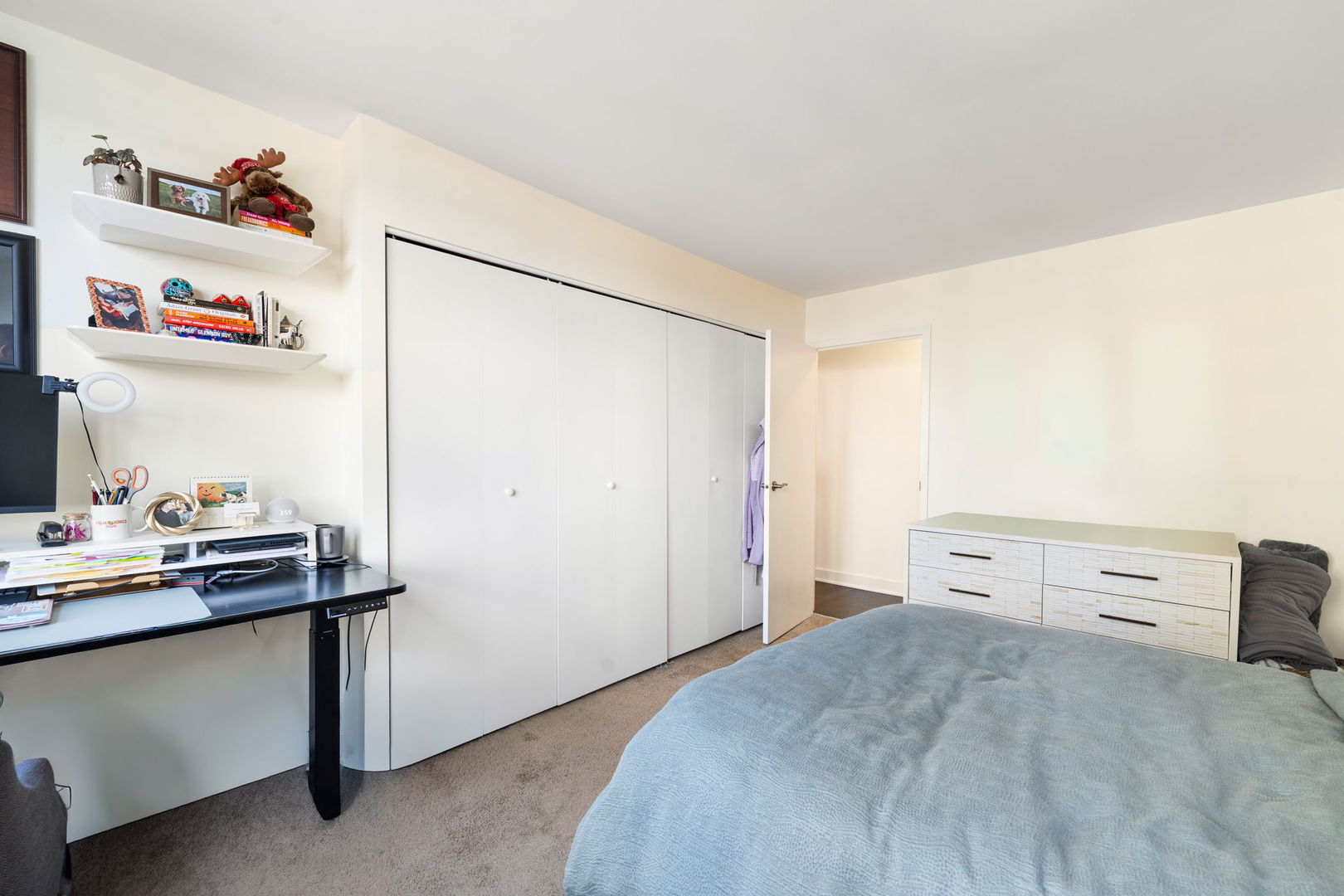 525 W Hawthorne Place Unit: 2606