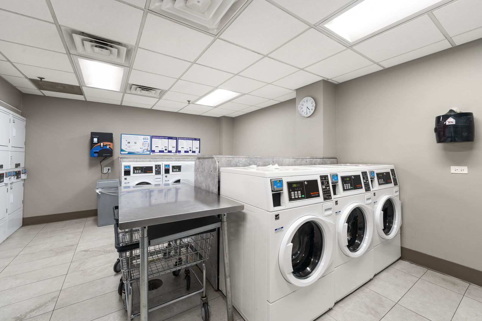 525 W Hawthorne Place Unit: 2606