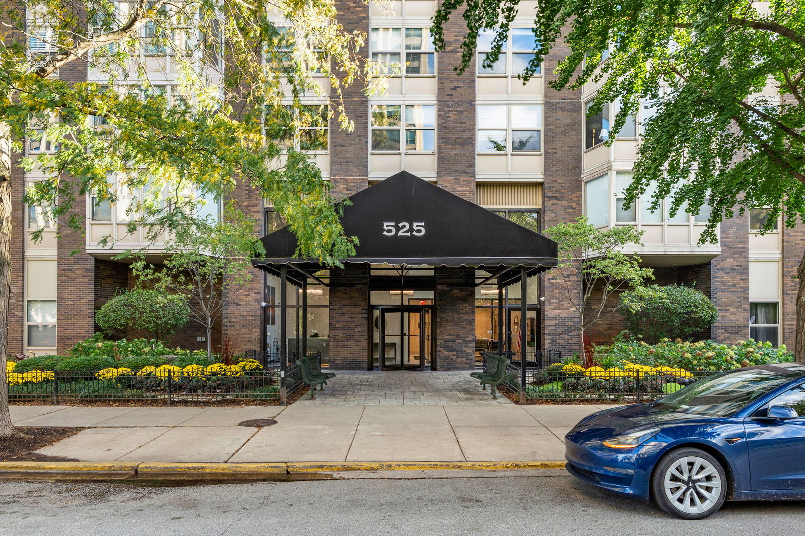 525 W Hawthorne Place Unit: 2606