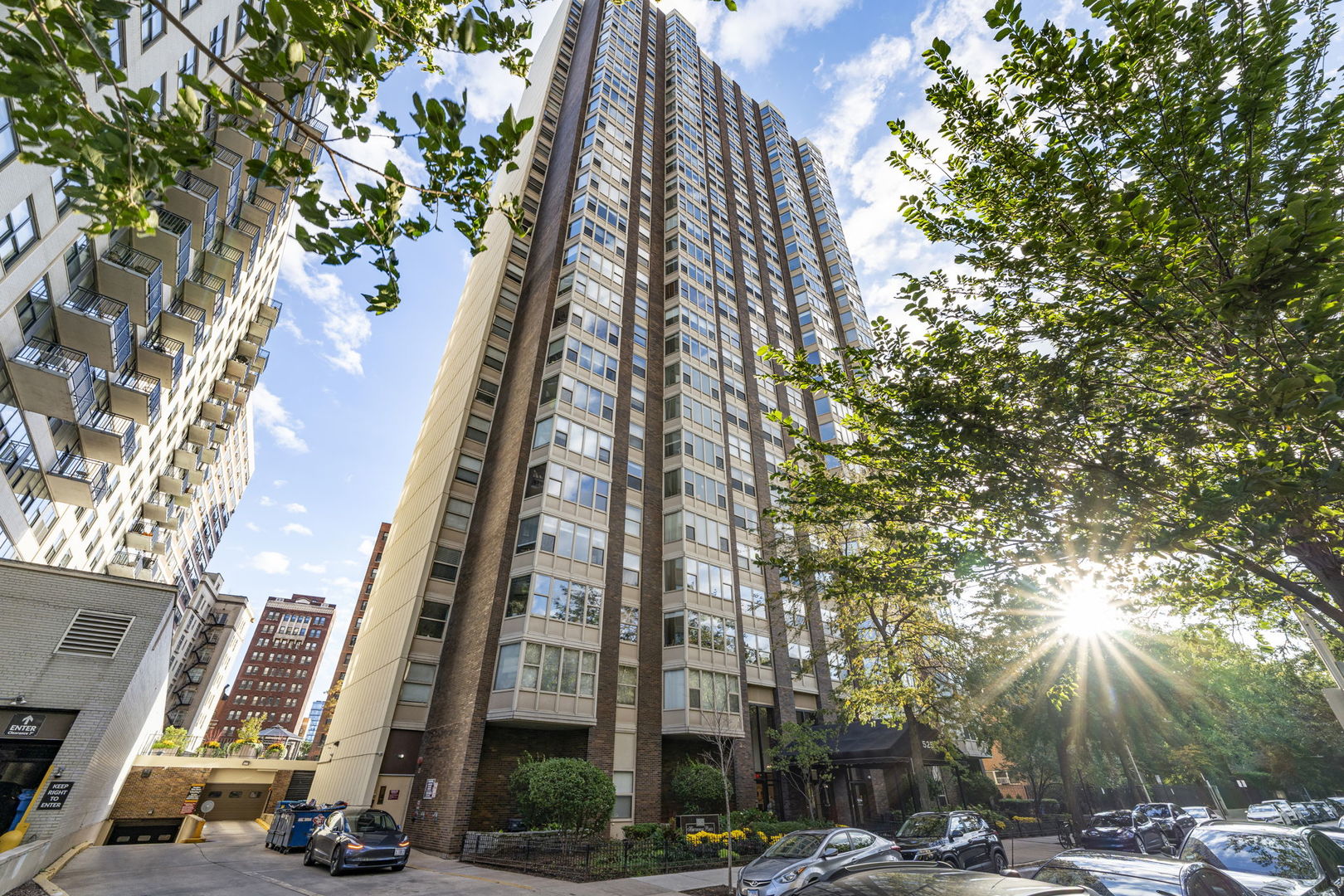 525 W Hawthorne Place Unit: 2606