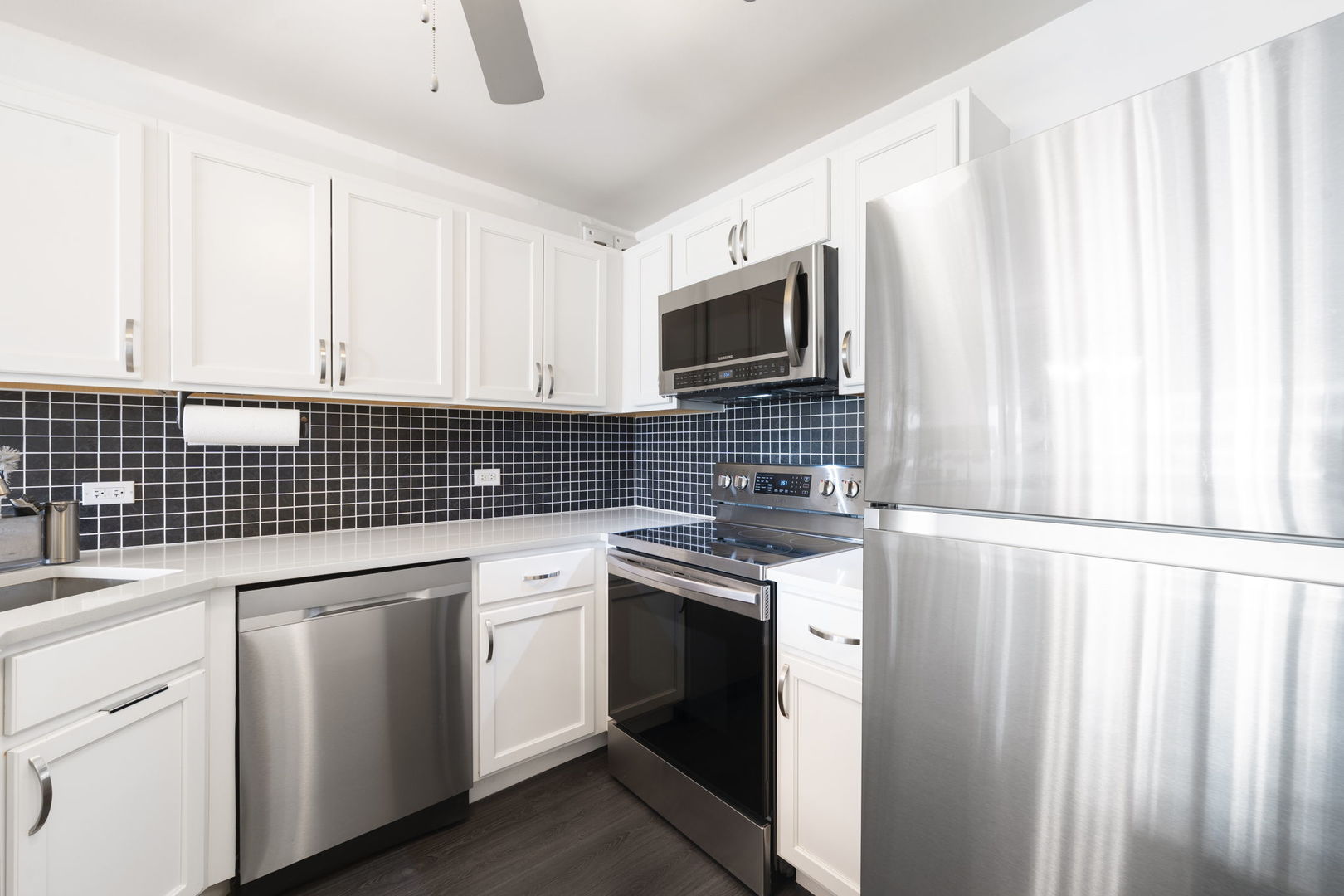 525 W Hawthorne Place Unit: 2606