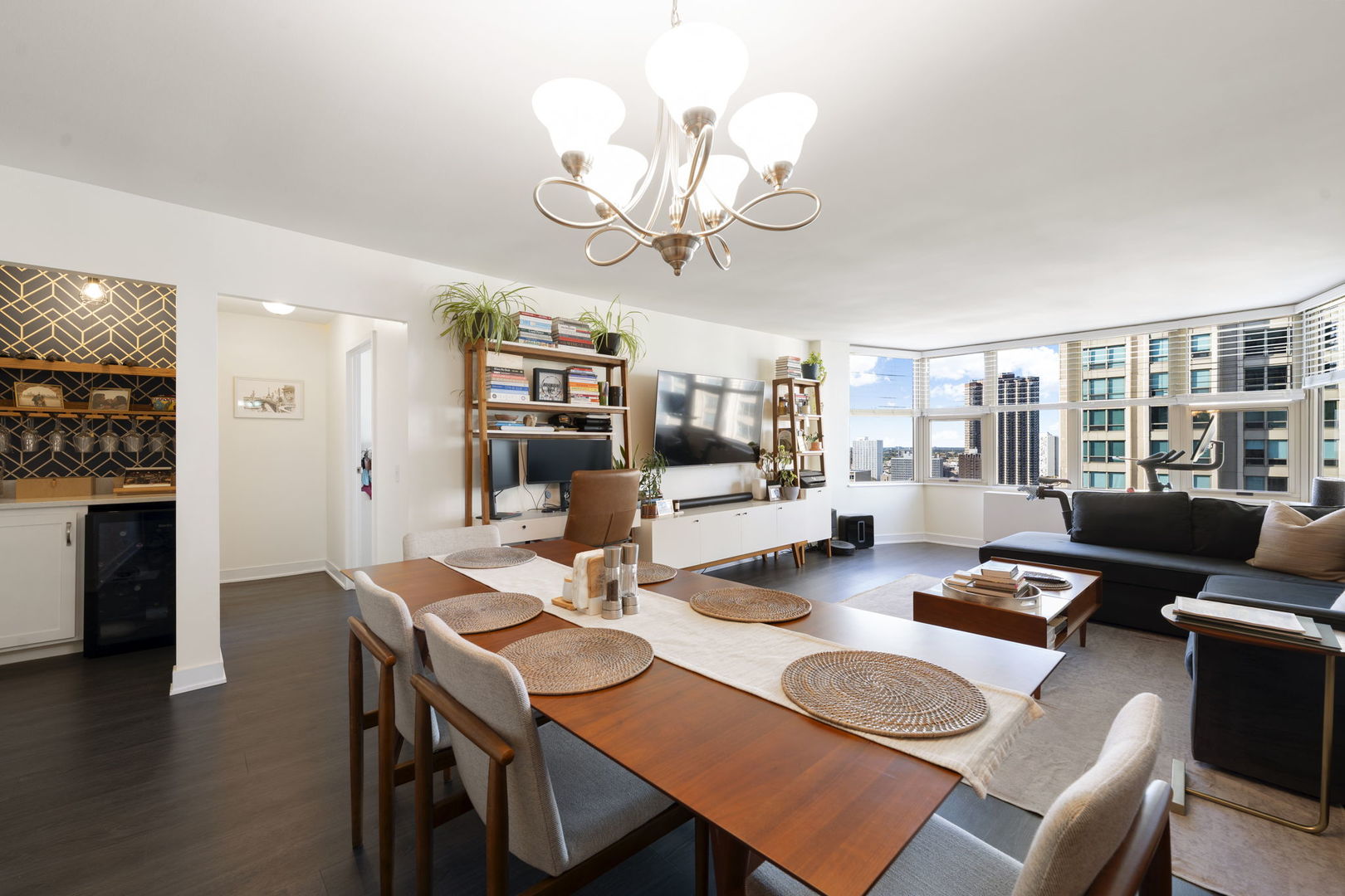 525 W Hawthorne Place Unit: 2606