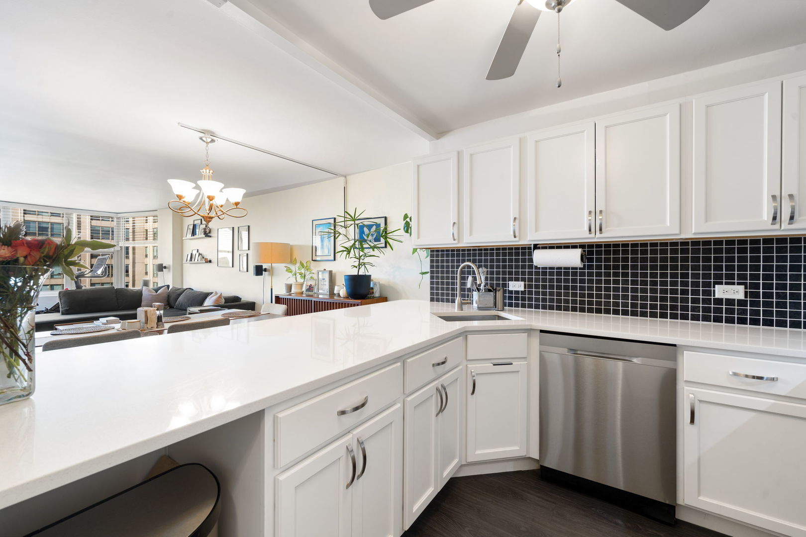 525 W Hawthorne Place Unit: 2606