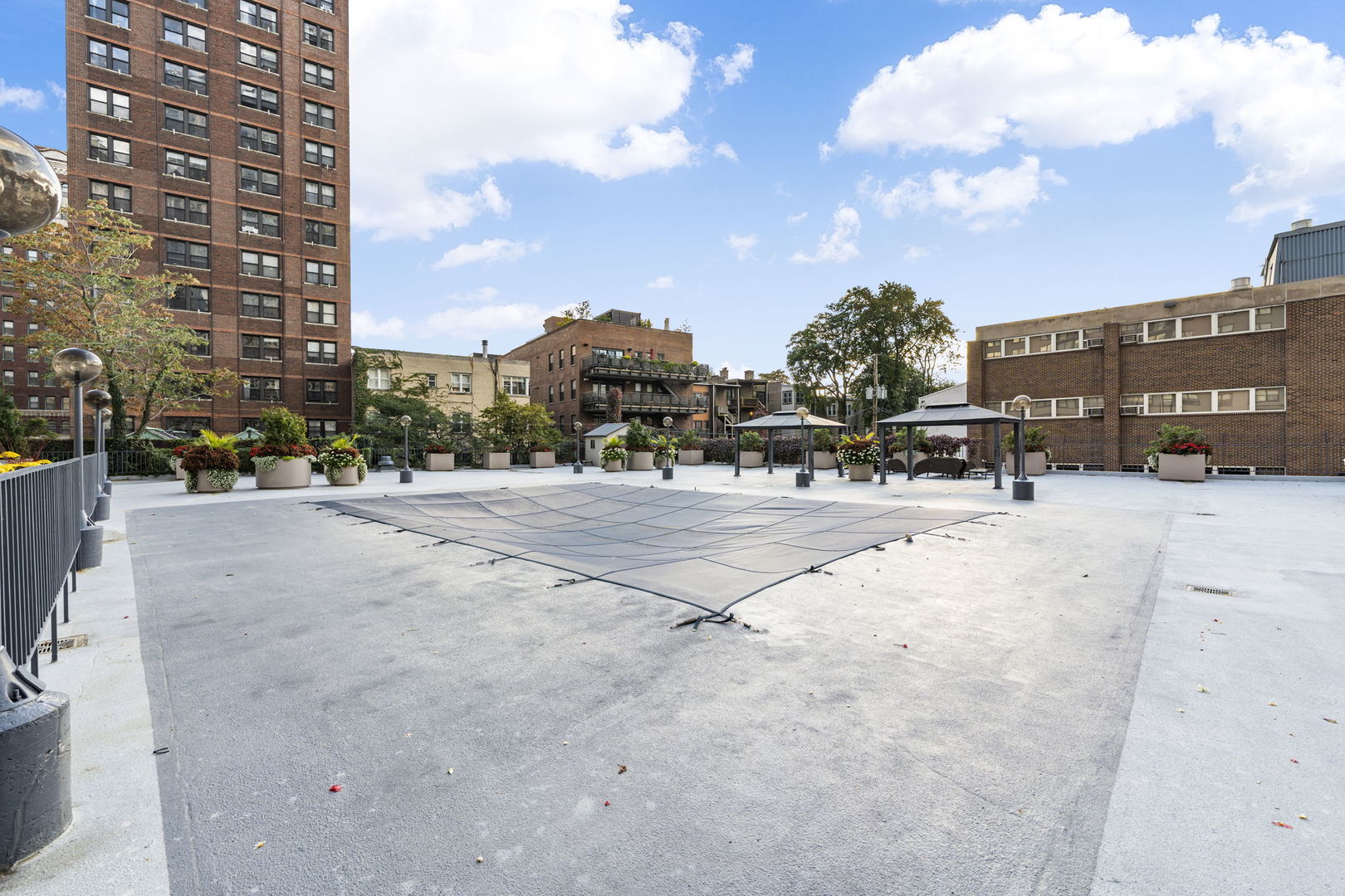 525 W Hawthorne Place Unit: 2606