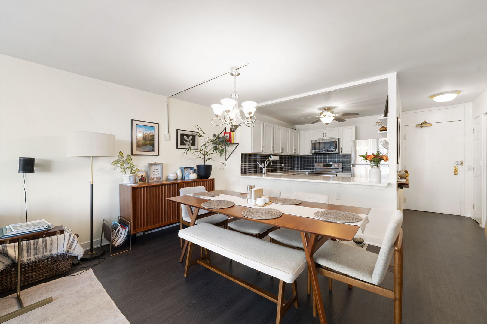 525 W Hawthorne Place Unit: 2606